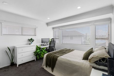 Photo of property in 2/36 Browns Bay Road, Rothesay Bay, Auckland, 0630