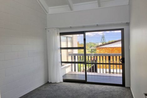 Photo of property in 1/18 Wernham Place, Northcote, Auckland, 0626