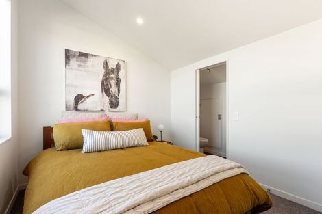 Photo of property in 2/2 Stone Street, Miramar, Wellington, 6022