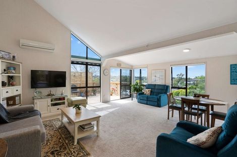 Photo of property in 1/5 Lynngate Place, Hillcrest, Auckland, 0627