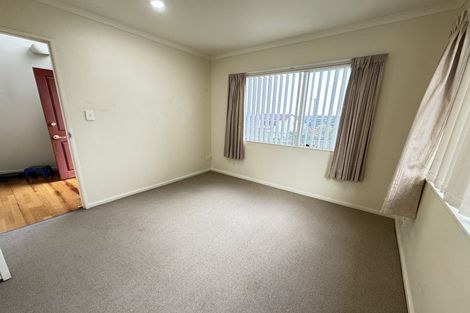 Photo of property in 4 Highgrove Lane, Totara Vale, Auckland, 0632