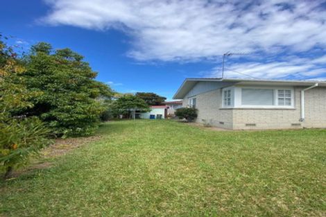 Photo of property in 2/23 Manhattan Heights, Glendene, Auckland, 0602