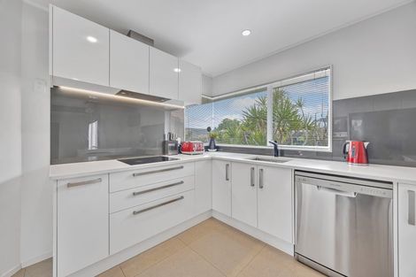 Photo of property in 6 Hanly Close, West Harbour, Auckland, 0618