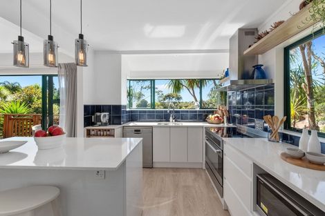 Photo of property in 47 Emlyn Place, Torbay, Auckland, 0630