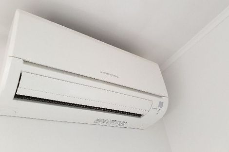 Photo of property in 2/8 Tobruk Crescent, Milford, Auckland, 0620