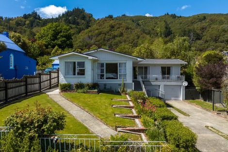 Photo of property in 128 Waikawa Road, Picton, 7220