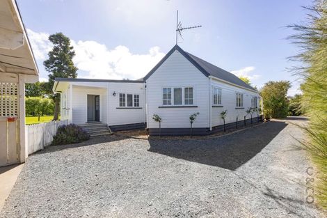 Photo of property in 11 Taupaki Road, Taupaki, 0782