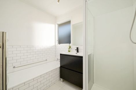 Photo of property in 5 Mckinley Road, Sunnyvale, Auckland, 0612