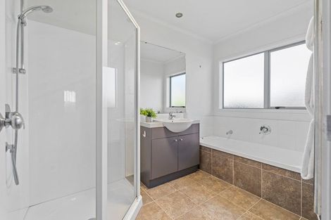 Photo of property in 13 Anchorite Way, Red Beach, 0932