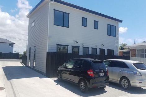 Photo of property in 2/30 West Coast Road, Glen Eden, Auckland, 0602
