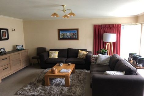 Photo of property in 64 Ruapehu Drive, Fitzherbert, Palmerston North, 4410