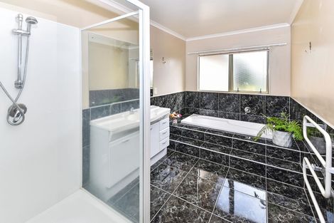 Photo of property in 12 Crannog Fen, Wattle Downs, Auckland, 2103