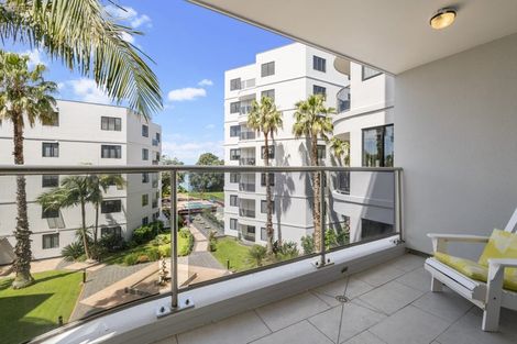 Photo of property in 2a/171 Hurstmere Road, Takapuna, Auckland, 0622
