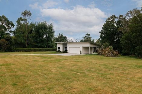 Photo of property in 8 Titirangi Drive, Fitzherbert, Palmerston North, 4471