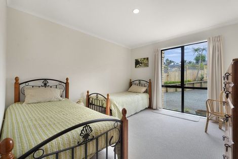 Photo of property in 115 Grovenor Drive, Orewa, 0931