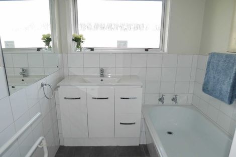 Photo of property in 2/296a Wairakei Road, Bryndwr, Christchurch, 8053