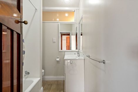 Photo of property in 9 Hungerford Road, Lyall Bay, Wellington, 6022