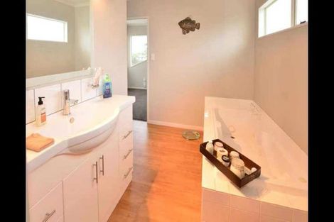 Photo of property in 25 Vermeer Place, West Harbour, Auckland, 0618