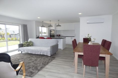 Photo of property in 12 Oakmont Crescent, Waiwhakaiho, New Plymouth, 4312