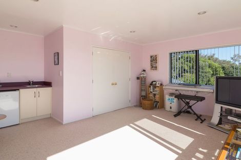 Photo of property in 10 Aquarius Drive, Kawaha Point, Rotorua, 3010