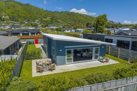 Photo of property in 17 Mahia Lane, Waikanae, 5036