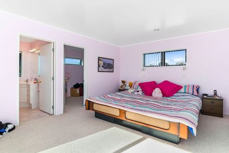 Photo of property in 10 Aquarius Drive, Kawaha Point, Rotorua, 3010