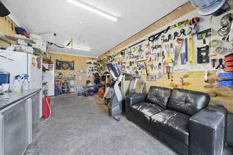 Photo of property in 27 Griffiths Grove, Newlands, Wellington, 6037