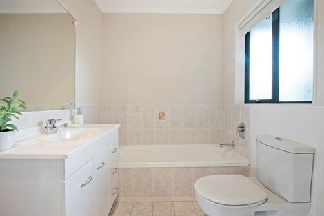 Photo of property in 16 Ranch Place, Pukekohe, 2120