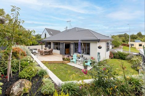 Photo of property in 11 Ruapehu Drive, Fitzherbert, Palmerston North, 4410