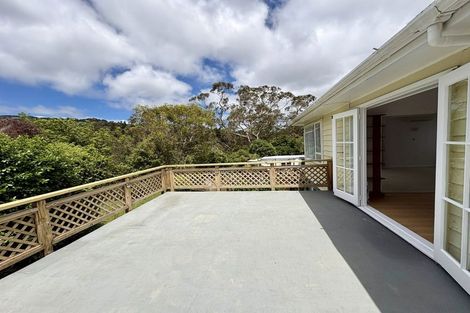 Photo of property in 135 Taylor Terrace, Tawa, Wellington, 5028
