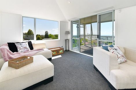 Photo of property in 2/9 Sunset Road, Totara Vale, Auckland, 0632