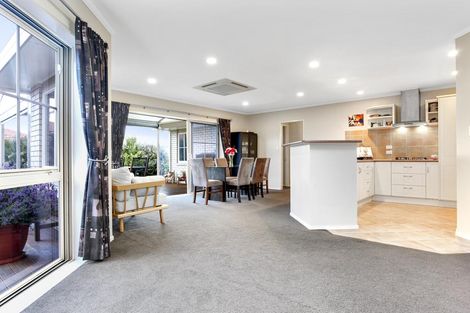 Photo of property in 27 Summerland Drive, Henderson, Auckland, 0612