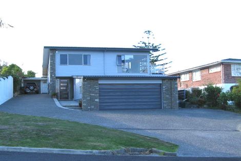 Photo of property in 2/9 Ellangowan Road, Waiake, Auckland, 0630