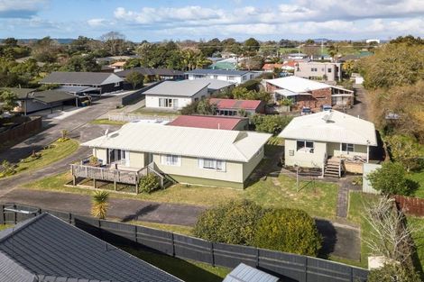 Photo of property in 5 Rapaki Place, Te Atatu Peninsula, Auckland, 0610