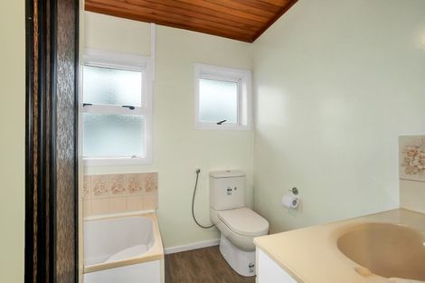 Photo of property in 1/42 Chartwell Avenue, Glenfield, Auckland, 0629