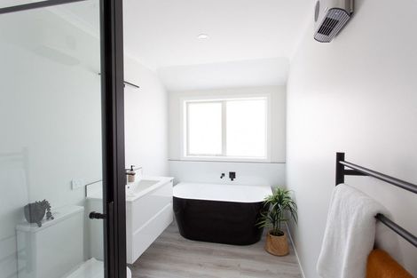 Photo of property in 10 Van Baarle Close, Carterton, 5713