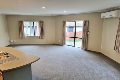 Photo of property in 11 Sunvista Avenue, Oteha, Auckland, 0632