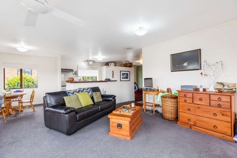 Photo of property in 46 Edgewater Parade, Waiuku, 2123