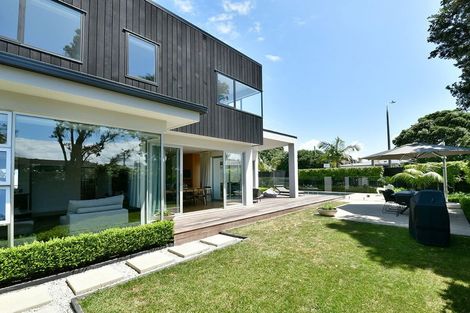 Photo of property in 52 Walton Street, Red Beach, 0932