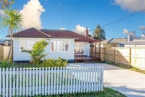 Photo of property in 2 Totara Road, Te Atatu Peninsula, Auckland, 0610