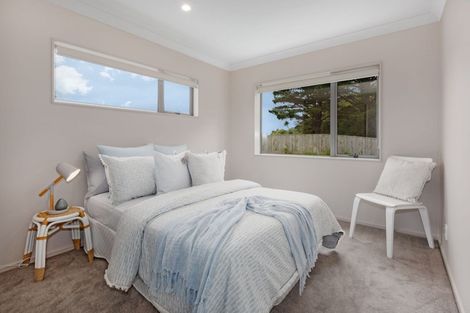 Photo of property in 2 Brindle Way, Newlands, Wellington, 6037