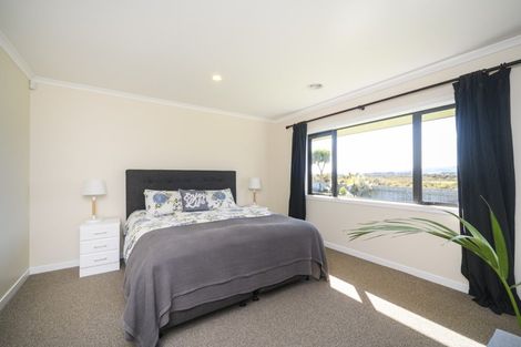 Photo of property in 12 Ron Place, Fitzherbert, Palmerston North, 4410