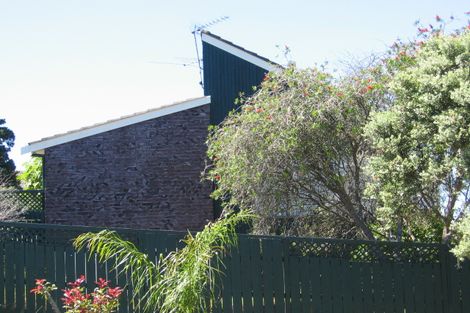 Photo of property in 2/18 Wernham Place, Northcote, Auckland, 0626