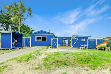 Photo of property in 19 Eruini Street, Waikanae Beach, Waikanae, 5036