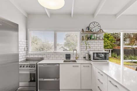 Photo of property in 46 Woodstock Road, Forrest Hill, Auckland, 0620