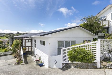 Photo of property in 9 Blandford Way, Newlands, Wellington, 6037