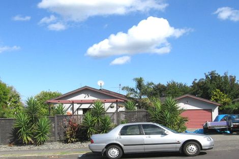 Photo of property in 40 Lagoon Way, West Harbour, Auckland, 0618