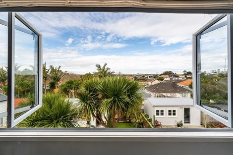 Photo of property in 63 Old Lake Road, Narrow Neck, Auckland, 0624