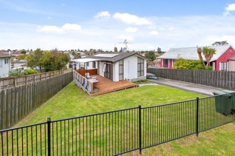 Photo of property in 71 Etherton Drive, Weymouth, Auckland, 2103