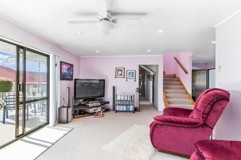 Photo of property in 10 Aquarius Drive, Kawaha Point, Rotorua, 3010